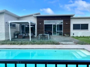 Relax Enjoy the Pool Tamahere House